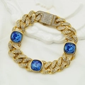 Détail macro du bracelet gourmette doré avec pierres bleues et cristaux de pavé - Or Bleu
