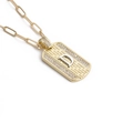 Detalle del colgante rectangular dorado con textura tejida y letra D con incrustaciones - Letra C