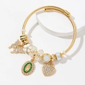 Bracciale intrecciato dorato con farfalla, medaglia della madonna e cuori di cristallo - Bianco