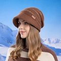 Chapeau cloche en tricot marron avec protège-oreilles et patch pour l'hiver - café