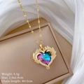 Detalle de collar de corazón alado dorado con piedras de colores y medidas del producto - Collar de acero inoxidable con alas de corazón doradas (F147)