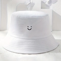 Detailopname van witte canvas vissershoed met zwart geborduurd smiley-ontwerp - Eén maat / Wit