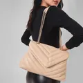 Borsa a tracolla beige trapuntata con cuciture a V e catena in metallo dorato - Albicocca