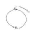 Dettaglio del bracciale minimalista in acciaio inossidabile argento con pietra bianca tonda - Bianco