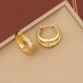 Detail goldener hohler Doppel-Creolen mit polierter Oberfläche auf einem Display-Ständer - Doppelschichtiger Creolen-Stil(9#) / Gold