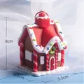 Addobbo per albero a casetta di pan di zenzero con pareti rosse e tetto innevato - Stile B