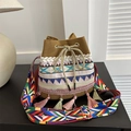 Borsa a secchiello etnica marrone con tracolla geometrica colorata e frange decorative - Cachi