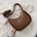 Sacoche selle marron minimaliste en cuir avec design incurvé et bandoulière assortie - Marron