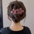Pince à cheveux fleurie rose mat sur coiffure mi-haute pour un look doux et élégant - Fleur Mate / Violet Foncé