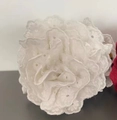 Dettaglio del fermaglio per capelli a fiori in pizzo bianco con ricami e motivo traforato - Pinza per capelli / Bianco