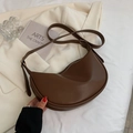 Borsa a mezzaluna minimalista testa di moro in morbida pelle opaca con dettagli dorati - caffè