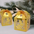 Detalle de caja de regalo dorada calada con motivo de ángel y lazo de cinta organza - Patrón de Ángel / Dorado