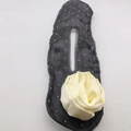 Detail van een knotjesmaker met crèmekleurige stoffen roos en zilveren kralen op chiffon - Beige Grote Bloem Knot Maker