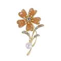 Spilla fiore dorata elegante con cristalli arancioni e perla bianca su fondo bianco - Design a Fiore (AL1317-G) / Arancio chiaro