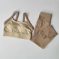 Detail der khakifarbene Yoga-Leggings mit Seitentaschen und Racerback-Sport-BH-Set - Khakibraun