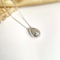 Collier avec pendentif goutte en zircon et chaîne fine argentée au design épuré - Collier Goutte d'Eau Zirconia Vertical Argent