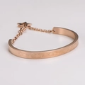 Detalle de pulsera de oro rosa con patrón de estrellas, media cadena y cierre de langosta - Oro rosa