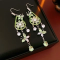 Details von silbernen Ohrhängern mit grüner Zirkon-Blume und Schmetterlingsanhänger im Etui - Grün