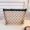 Dettaglio della borsa da trucco in rete beige con motivi a cuore e cerniera nera - 2# Borsa a triangolo media