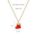 Macro d'un pendentif chaussette de Noël rouge de 13 mm sur chaîne dorée de 39 cm - Chaussette Rouge