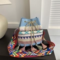 Borsa a secchiello azzurra con ricamo etnico e tracolla intrecciata colorata - Blu