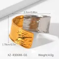 Detail van brede tweekleurige roestvrijstalen open ring met lavatextuur en maten - Brede lava textuur open stijl (XZ-R30088-GS) / Goud en Zilver Tweekleurig