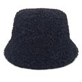 Detalle de gorro de pescador negro en piel sintética con textura suave y cálida de invierno - M (56-58cm) / Negro