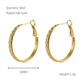 Detailopname van 30mm ruitvormige getextureerde 18k vergulde roestvrijstalen ringen - 18K goud / 30MM / Goud