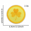 Dettaglio della toppa ricamata con quadrifoglio giallo e indicazione delle misure 6,5 cm - Stile 3 (Trifoglio Rotondo)