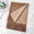 Sciarpa reversibile in finto cashmere color cammello e beige con bordi a frange - 4# Mocha