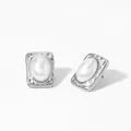 Minimalist square stainless steel earrings with hammer texture and white pearls - Silver