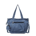 Borsa tote in denim blu con tracolla e mini portamonete su sfondo bianco neutro - Blu