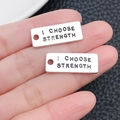 Silberne Metall-Rechteckanhänger mit Gravur I CHOOSE STRENGTH für DIY-Schmuckherstellung - Antiksilber Buchstabe ICHOOSESTRENGTH (8997)