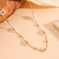 Collar de acero de titanio chapado en oro de 18K con flores de cuentas rosa y blanco - Collar de flores (D621)