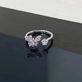 Detailansicht Silberring mit rosa Schmetterling und Zirkonia-Sternenanhänger im Makro - Stil 3 Schmetterling Zirkonia Ring