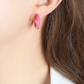 Orecchini in smalto rosa e oro indossati da una modella, design di gioielli colorati trendy - Rosa Rosso