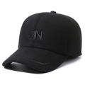 Berretto invernale da uomo in feltro di lana nero con copriorecchie e logo N ricamato - Regolabile / Nero (Ricamo Nero Etichetta N)