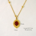 Detailansicht eines roten Edelsteinanhängers an einer 45cm langen 14K vergoldeten Kette - Rot