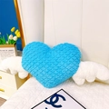 Gros plan d'un coussin en peluche cœur bleu avec ailes blanches et texture à écailles - Cœur avec ailes - Bleu