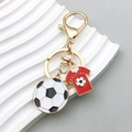 Voetbal sleutelhanger met rood shirt en bal hanger aan een gouden ring - Voetbal Jersey Hanger (ER771)