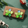 Détail de boucles d'oreilles fleur à dégradé bleu-vert avec dimensions et poids indiqués - Boucles d'Oreilles Clous Fleur Dégradé Bleu-Vert