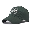 Dettaglio del ricamo vintage bianco su un berretto da baseball in cotone verde scuro - Verde Scuro Vintage