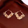 Vista detallada de aretes de flecos de hojas bañados en oro 18K sobre terciopelo marrón - Chapado en Oro (Pin de Plata 925)