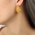 Elegantes pendientes de gota en titanio chapado en oro con diseño de textura tejida - Pendientes Dorados (F1122)
