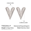 Detail of 18K gold-plated stainless steel heart earrings with hammered texture - Silver Style (YYE023411-P)