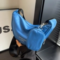 Bolso bandolera de nailon azul oscuro con monedero pequeño y correa ancha ajustable - Azul