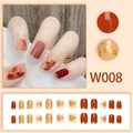 Set de uñas postizas con diseños florales burdeos, detalles dorados y 24 piezas suaves - W008 (Con Pegamento)