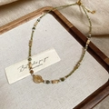 Detalle de collar de cuentas vintage con cuentas de piedra verde y espaciadores dorados - Estilo de Piedra Preciosa de Bosque de Café Dorado (WN1047)