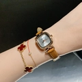 Montre carrée élégante pour femme avec boîtier doré et bracelet en cuir marron au poignet - Cuir Brun Boîtier Or Rose
