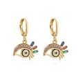 Nahaufnahme der 18K Gold Evil Eye Ohrringe mit bunten Zirkonia und Emaille-Inlay - Bunte Zirkonia / Lila Wimpern Stil